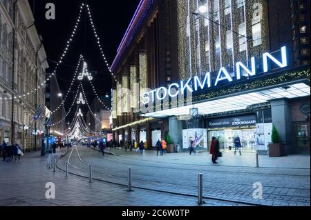 Helsinki, Finlande - 30 novembre 2019 : les gens de la rue Aleksanterinkatu sont décorés pour les vacances de Noël dans le supermarché Stockmann. Quelques semaines avant Noël, la rue Aleksanterinkatu devient la rue de Noël principale d'Helsinki Banque D'Images