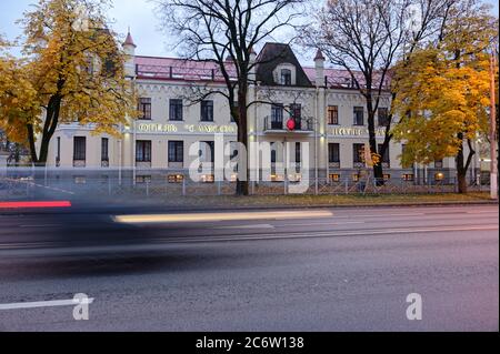 Peterhof, Saint-Pétersbourg, Russie - 19 octobre 2019 : vue de nuit sur l'hôtel Samson sur l'avenue Saint-Pétersbourg. L'hôtel a été fondé dans la première moitié du XIXe siècle, brûlé en 1928, et maintenant reconstruit Banque D'Images