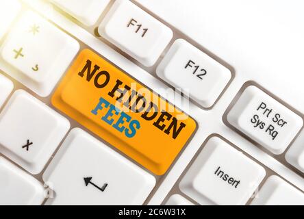 Note écrite indiquant aucun frais caché. Concept commercial pour sans ou sans frais bancaires, frais de service ou extras touche de clavier colorée avec accessoires Banque D'Images