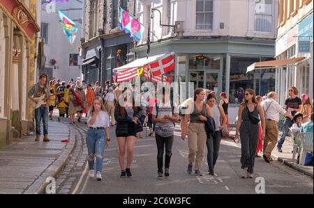 Fin de la journée Mazey au Golowan Festival Penzance, Newlyn Cornwall Banque D'Images