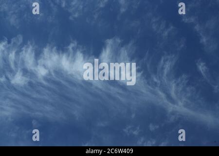 Les cirrus dans un ciel bleu profond Banque D'Images