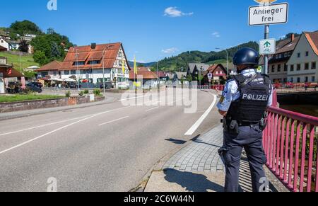 Oppenau, Allemagne. 12 juillet 2020. Un policier assure une rue dans le centre du village. Un grand contingent de policiers est à la recherche d'un homme armé depuis ce matin. Un homme armé d'un arc et de flèches avait menacé des policiers dans le village de la Forêt-Noire et pris leurs armes. Il s'est ensuite enfui dans une forêt et a été recherché depuis. Credit: Philipp von Ditfurth/dpa/Alay Live News Banque D'Images