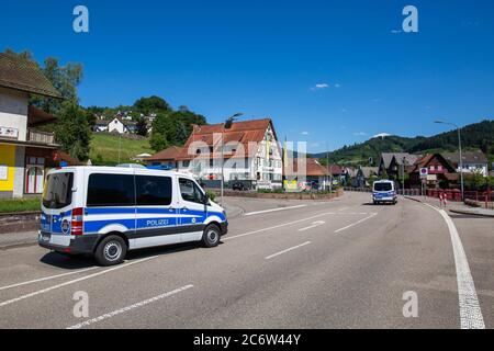 Oppenau, Allemagne. 12 juillet 2020. Deux véhicules de police traversent la communauté. Une importante police recherche un homme armé depuis ce matin. Un homme armé d'un arc et de flèches avait menacé des policiers dans le village de la Forêt-Noire et pris leurs armes. Il s'est ensuite enfui dans une forêt et a été recherché depuis. Credit: Philipp von Ditfurth/dpa/Alay Live News Banque D'Images