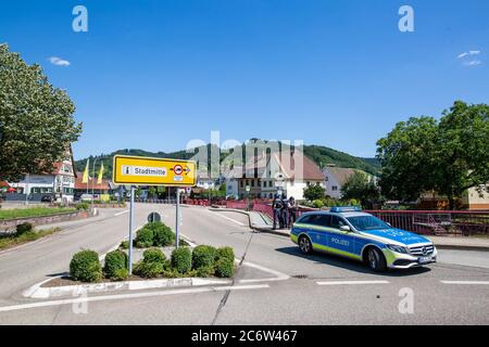 Oppenau, Allemagne. 12 juillet 2020. Les flics s'en prennent à une rue du centre-ville. Un grand contingent de policiers est à la recherche d'un homme armé depuis ce matin. Un homme armé d'un arc et de flèches avait menacé la police dans le village de la Forêt-Noire et avait retiré ses armes. Il s'est ensuite enfui dans une forêt et a été recherché depuis. Credit: Philipp von Ditfurth/dpa/Alay Live News Banque D'Images