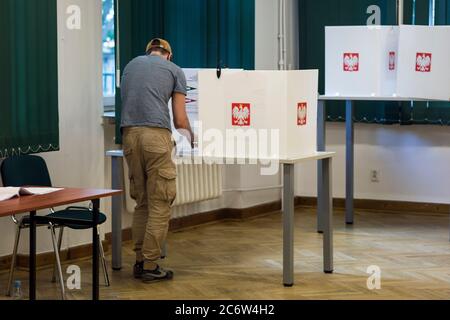 Varsovie, Pologne. 12 juillet 2020. Un homme vu voter au bureau de vote pendant les élections.le 12 juillet marque le deuxième tour des élections présidentielles, où les Polonais choisiront entre le maire de Varsovie Rafal Trzaskowski et Andrzej Duda, qui cherche à être réélu. Crédit : SOPA Images Limited/Alamy Live News Banque D'Images