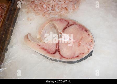 Une tranche d'espadon dans le marché de poissons frais de Catane, ils sont une nourriture typique de la Sicile de la mer Banque D'Images