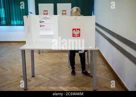 Varsovie, Pologne. 12 juillet 2020. Une femme a été vue voter au bureau de vote pendant les élections.le 12 juillet marque le deuxième tour des élections présidentielles, où les Polonais choisiront entre le maire de Varsovie Rafal Trzaskowski et Andrzej Duda, qui cherche à être réélu. Crédit : SOPA Images Limited/Alamy Live News Banque D'Images