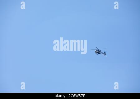 Oppenau, Allemagne. 12 juillet 2020. Un hélicoptère de police passe dans les airs près du site. Un homme armé d'arcs et de flèches a menacé des policiers dans le village de la Forêt-Noire et a pris leurs armes. Il s'est ensuite enfui dans une forêt et a été recherché par un grand contingent depuis. Credit: Philipp von Ditfurth/dpa/Alay Live News Banque D'Images