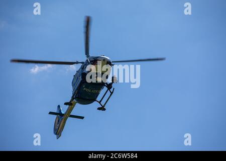 Oppenau, Allemagne. 12 juillet 2020. Un hélicoptère de police passe dans les airs près du site. Un homme armé d'arcs et de flèches a menacé des policiers dans le village de la Forêt-Noire et a pris leurs armes. Il s'est ensuite enfui dans une forêt et a été recherché par un grand contingent depuis. Credit: Philipp von Ditfurth/dpa/Alay Live News Banque D'Images