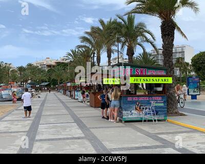 La promenade de San Antonio à Ibiza en tant qu'Expat les propriétaires d'entreprises britanniques ont déclaré que les nouvelles règles de quarantaine de voyage sont une 'bouée de sauvetage' pour l'industrie touristique sur l'île espagnole. Banque D'Images