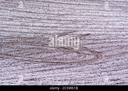 Des pistes dans un champ agricole fraîchement labouré montrent la préparation du sol pour la saison de plantation à venir, Puy de Dome, Auvergne, France Banque D'Images