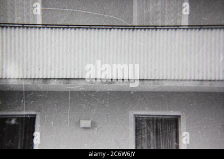 Fin années 70 vintage noir et blanc de style de vie photographie d'un balcon d'un bâtiment. Banque D'Images