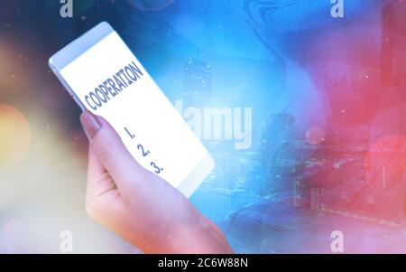 Coopération entre l'écriture manuscrite et le texte Photo conceptuelle les actes de quelqu'un de soutien en faisant ce qui est nécessaire gadgets modernes avec écran blanc sous c Banque D'Images