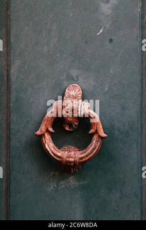 Knoper de porte en fer rouille vintage sous forme d'anneau. Pise. Italie. Banque D'Images