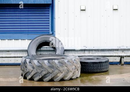 Pneus auto recyclage empilés environnement composé de caoutchouc utilisé vieux black Banque D'Images