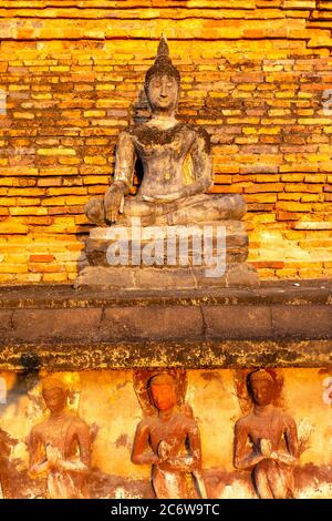 Bouddha à Wat Mahathe, Parc historique de Sukhothai, Thaïlande Banque D'Images