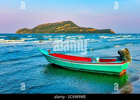 Bateau sur la plage dans le parc national Khao Sam Roi Yot, Thaïlande Banque D'Images