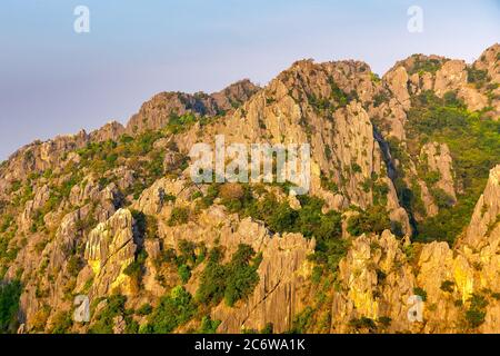 Chaîne de montagnes de Thung Sam Roi Yot dans le parc national de Khao Sam Roi Yot, Thaïlande Banque D'Images