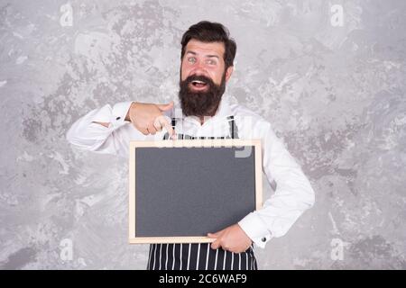 venez ici. présentation du produit. meilleur menu du chef. tableau noir avec espace pour le texte. boulanger professionnel en tablier. barista heureux avec barbe. publicité et nourriture. tableau de cuisson vide. Banque D'Images