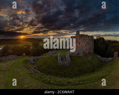 Coucher de soleil, Château de Norham un des plus importants châteaux frontaliers construits en 1121 par les évêques de Durham une longue et turbulente histoire suivie Banque D'Images