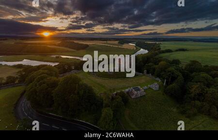 Coucher de soleil, Château de Norham un des plus importants châteaux frontaliers construits en 1121 par les évêques de Durham une longue et turbulente histoire suivie Banque D'Images