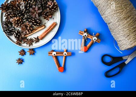 Vue de dessus de faire la décoration de Noël. Cerf de bâtons de cannelle. Projet d'art pour enfants, un artisanat pour enfants. Concept DIY. Étape par étape 4 Banque D'Images