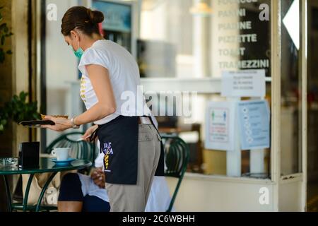 Barista attendant de servir une table extérieure Banque D'Images