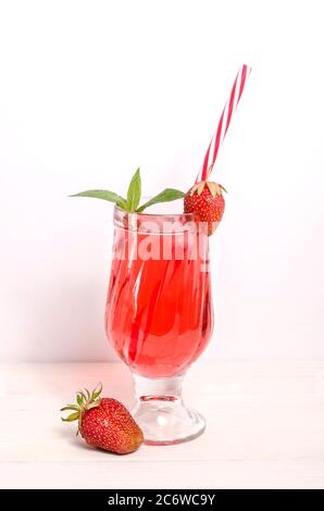 Boisson fraîche aux fraises avec tranches de fraises et menthe sur fond blanc avec espace de copie. Photo verticale Banque D'Images