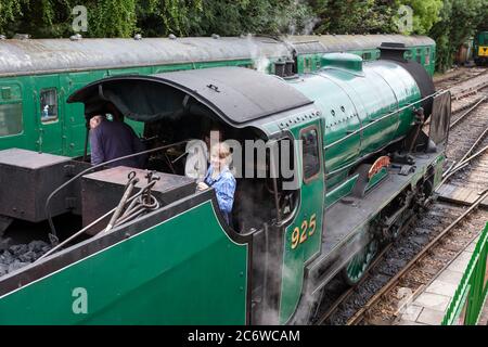 Une vue sur la plaque de plancher de 925 écoles de la région du Sud "Cheltenham", à la gare d'Alresford sur le chemin de fer à vapeur Mid-Hants (la ligne de Watercress), Banque D'Images