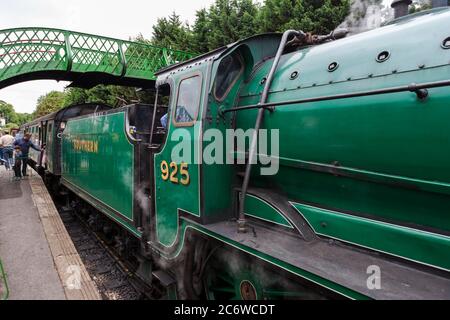 Vue rapprochée de 925 écoles de la région du Sud "Cheltenham", à la gare d'Alresford sur le chemin de fer à vapeur Mid-Hants (la ligne de Watercress), Hampshire, en Banque D'Images