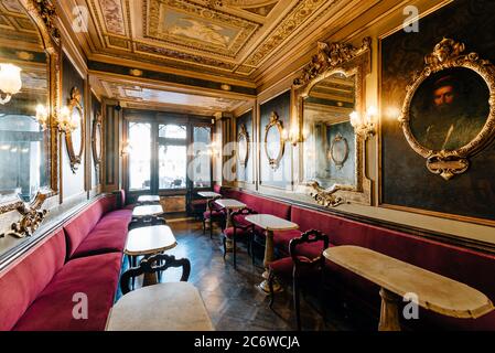 Intérieur, Sala degli Uomini Illystri (salle des illustres hommes), Caffe Florian, Procuratie Nuove, Piazza San Marco, Venise, Vénétie, Italie Banque D'Images