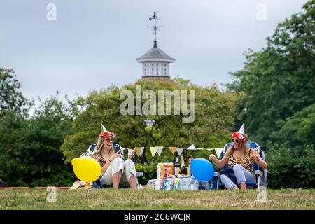 Londres, Royaume-Uni. 12 juillet 2020. Météo au Royaume-Uni : fête d'anniversaire à Greenwich Park, où les températures de l'après-midi atteignent 24 °C. Crédit : Guy Corbishley/Alamy Live News Banque D'Images