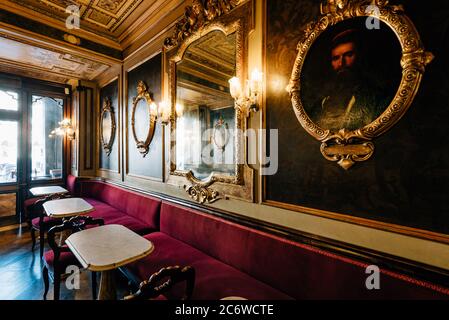 Intérieur, Sala degli Uomini Illystri (salle des illustres hommes), Caffe Florian, Procuratie Nuove, Piazza San Marco, Venise, Vénétie, Italie Banque D'Images