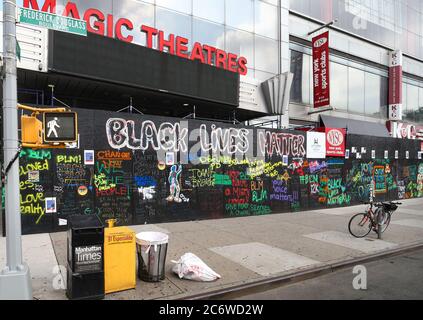 Manhattan, New York, États-Unis - 9 juillet 2020 : les manifestants de la matière de la vie noire peignent le cinéma embarqué avec des graffitis BLM. Banque D'Images