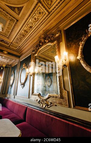 Intérieur, Sala degli Uomini Illystri (salle des illustres hommes), Caffe Florian, Procuratie Nuove, Piazza San Marco, Venise, Vénétie, Italie Banque D'Images