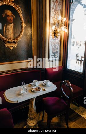 Intérieur, Sala degli Uomini Illystri (salle des illustres hommes), Caffe Florian, Procuratie Nuove, Piazza San Marco, Venise, Vénétie, Italie Banque D'Images