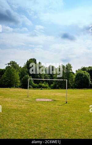 Poteau de but de football blanc sur un terrain de football dans un parc public Banque D'Images