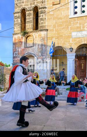 Lors d'une danse traditionnelle grecque Paniyiri, un festival local de célébrer le saint patron de l'église du village, Proastio, près de Kalamata dans l'avant-Ma Banque D'Images