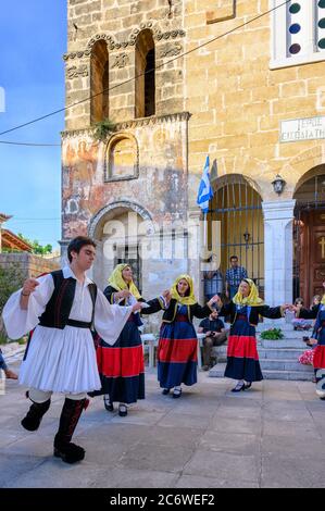 Lors d'une danse traditionnelle grecque Paniyiri, un festival local de célébrer le saint patron de l'église du village, Proastio, près de Kalamata dans l'avant-Ma Banque D'Images