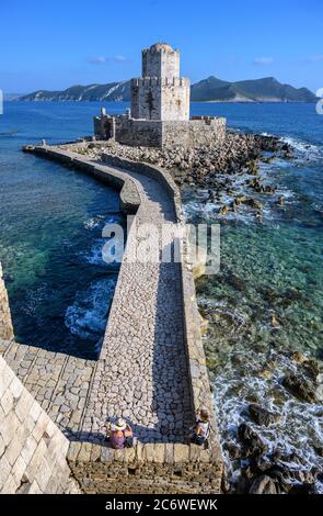 La tour Bourtzi vue des murs de la forteresse de Methoni Methoni, Messinia, Péloponnèse du sud de la Grèce. La tour a été construite par les Turcs dans les six Banque D'Images