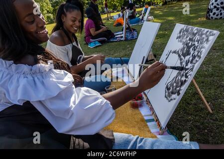 Londres, Royaume-Uni. 12 juillet 2020. Party-n-paint - atelier créatif, en cours d'exécution à l'air frais sur Clapham Common en raison des restrictions du coronavirus. Les participants sont invités à copier l'un des artistes de l'hôtel ou à peindre leurs propres œuvres dans une atmosphère détendue de fête. Ils ont travaillé avec la confiance des Princes et ont une forte participation de la communauté de BAME. Le « verrouillage » facilité se poursuit pour l'épidémie de coronavirus (Covid 19) à Londres. Crédit : Guy Bell/Alay Live News Banque D'Images