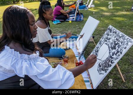 Londres, Royaume-Uni. 12 juillet 2020. Party-n-paint - atelier créatif, en cours d'exécution à l'air frais sur Clapham Common en raison des restrictions du coronavirus. Les participants sont invités à copier l'un des artistes de l'hôtel ou à peindre leurs propres œuvres dans une atmosphère détendue de fête. Ils ont travaillé avec la confiance des Princes et ont une forte participation de la communauté de BAME. Le « verrouillage » facilité se poursuit pour l'épidémie de coronavirus (Covid 19) à Londres. Crédit : Guy Bell/Alay Live News Banque D'Images