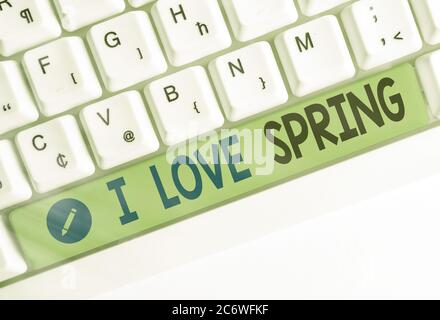 Texte écrit de mot J'aime le printemps. Photo d'entreprise montrant pourquoi avoir une forte affection à cette saison, touche de clavier de couleur différente avec ac Banque D'Images