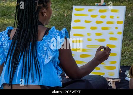 Londres, Royaume-Uni. 12 juillet 2020. Party-n-paint - atelier créatif, en cours d'exécution à l'air frais sur Clapham Common en raison des restrictions du coronavirus. Les participants sont invités à copier l'un des artistes de l'hôtel ou à peindre leurs propres œuvres dans une atmosphère détendue de fête. Ils ont travaillé avec la confiance des Princes et ont une forte participation de la communauté de BAME. Le « verrouillage » facilité se poursuit pour l'épidémie de coronavirus (Covid 19) à Londres. Crédit : Guy Bell/Alay Live News Banque D'Images