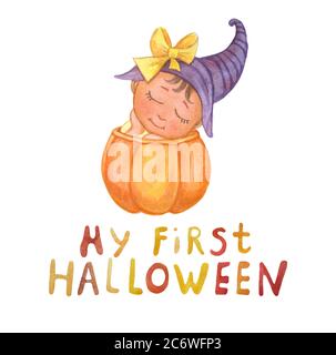 Mon premier Halloween. Illustration mignonne d'un petit enfant assis dans une citrouille aux yeux fermés et dans un chapeau de sorcière violet. Le texte ci-dessous Banque D'Images