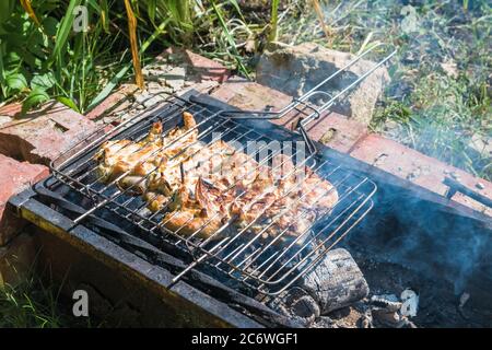 le kebab de dinde est rôti sur un grill à l'extérieur. Banque D'Images