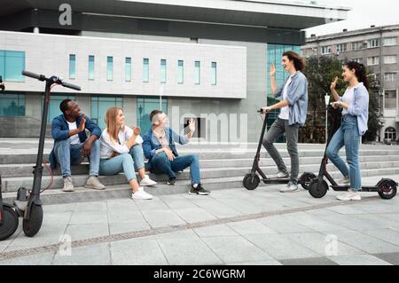 Cinq amis heureux passant du temps dans un parc moderne Banque D'Images