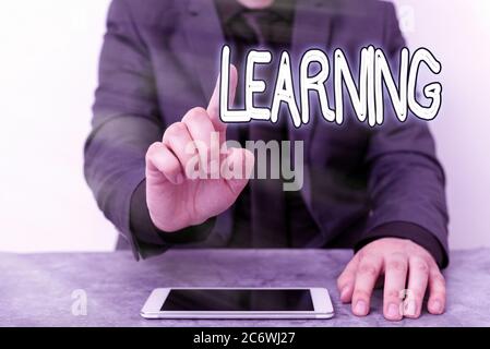 Affiche textuelle indiquant apprentissage. Prise de conscience de texte de photo d'affaires ou compétences acquises par la formation de recherche ou d'enseignement modèle affichant écran noir moderne Banque D'Images