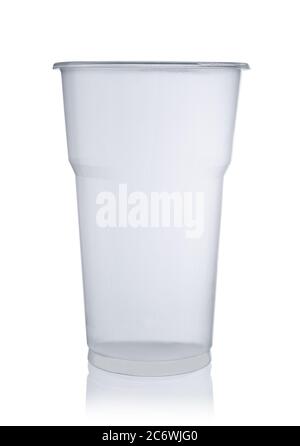 Verre jetable en plastique vide isolé sur blanc. Banque D'Images