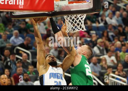 Le joueur Orlando Magic Khem Birch #24 tente de faire une photo au centre Amway le vendredi 24 janvier 2020 à Orlando, Floride. Crédit photo: Marty Banque D'Images